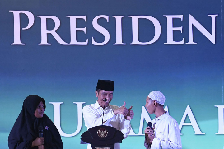 Presiden Joko Widodo berjanji akan membantu pembangunan Pondok Pesantren Darul Hikmah Pamulang, Tangerang. Hal ini disampaikan usai bertemu para kiai dan santri di pondok pesantren tersebut.