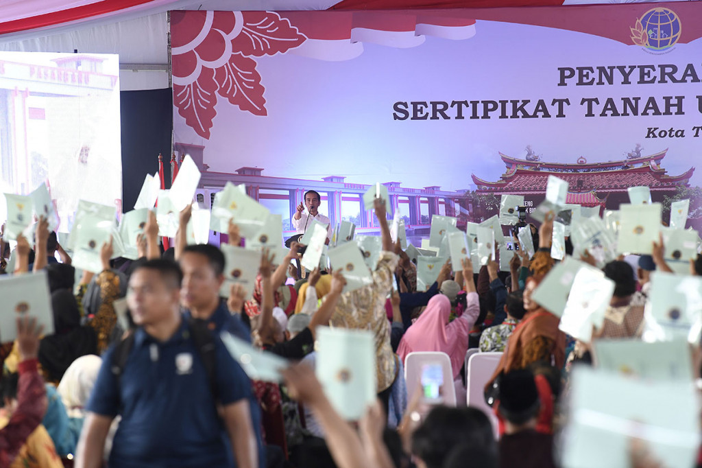 Selain mengunjungi Pondok Pesantren Darul Hikmah, kunjungan presiden juga diisi dengan pembangian 6 ribu sertifikat tanah untuk warga masyarakat dari delapan kecamatan se-Kota Tangerang.