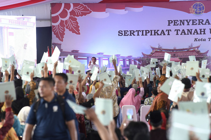 Selain mengunjungi Pondok Pesantren Darul Hikmah, kunjungan presiden juga diisi dengan pembangian 6 ribu sertifikat tanah untuk warga masyarakat dari delapan kecamatan se-Kota Tangerang.