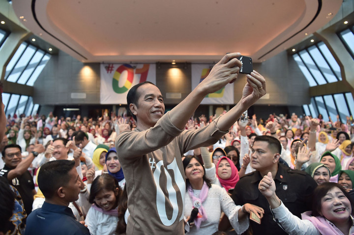 Jokowi juga menghadiri acara deklarasi calon anggota legislatif pendukung pemenangan pasangan Joko Widodo-Maruf Amin di Tangerang, Banten.