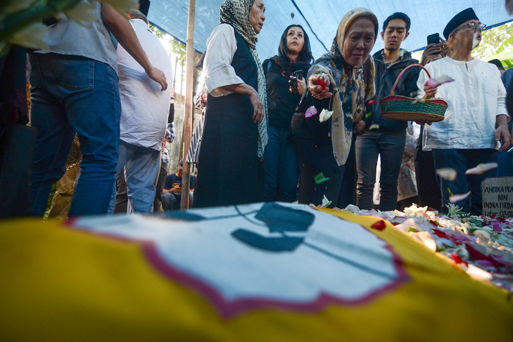 Kerabat beserta keluarga menaburkan bunga saat pemakaman almarhum Andika Pratama di Bandung, Jawa Barat.