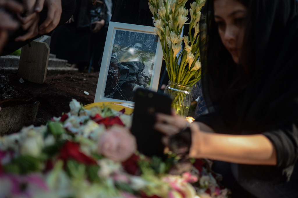 Andika Pratama menghembuskan nafas terakhirnya di Pegunungan Cartenz, Papua akibat tertimpa batu pada Sabtu (3/11/2018) saat menuju salah satu puncak gunung tertinggi dunia bersama tiga orang rekannya serta enam pendaki asing asal Rusia dan Azerbaijan.
