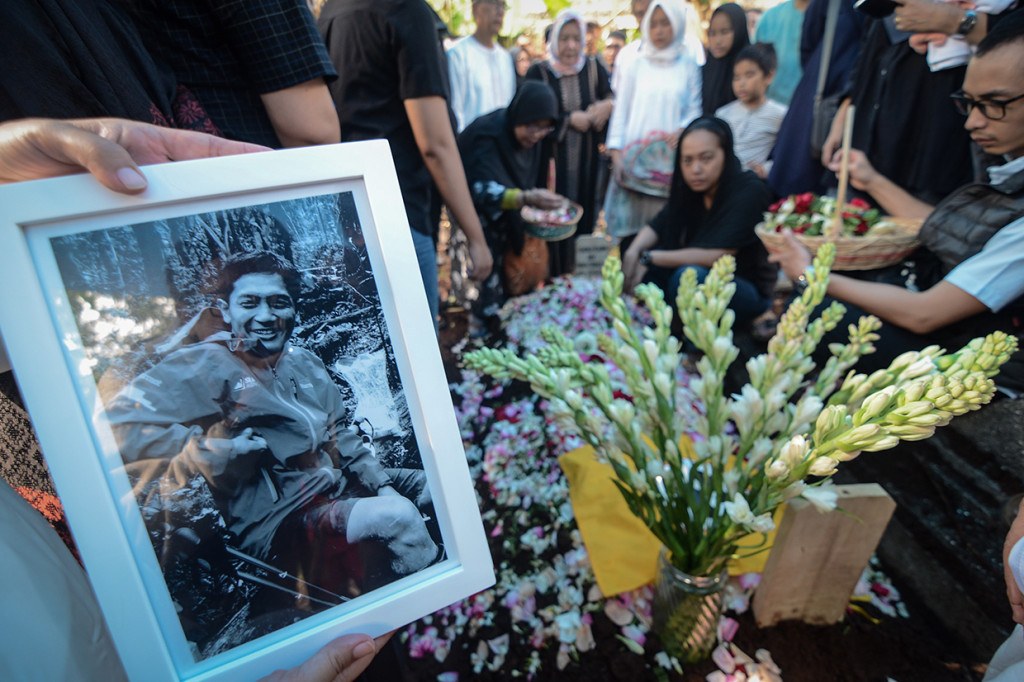 Andika meninggal akibat tertimpa batu saat mendaki Puncak Cartenz Piramida.