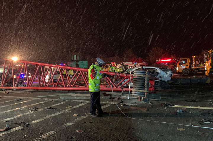 Laporan departemen propaganda kota Lanzhou menyebut kecelakaan ini berawal saat sopir truk pengangkut muatan berat itu kehilangan kendali saat melaju di turunan yang ada di sebuah expressway area perbukitan setempat.