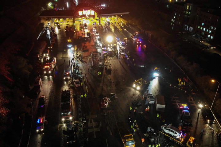 Truk itu menabrak sedikitnya 31 mobil yang sedang mengantre di gerbang tol setempat. 