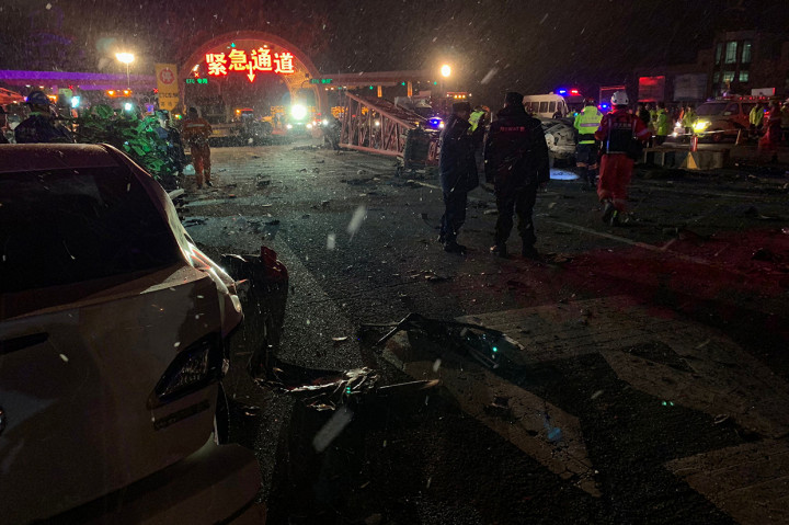 Otoritas setempat melaporkan bahwa 15 orang tewas alam kecelakaan beruntun ini. Sekitar 44 orang lainnya mengalami luka-luka, dengan 10 orang di antaranya dilaporkan mengalami luka serius. 
