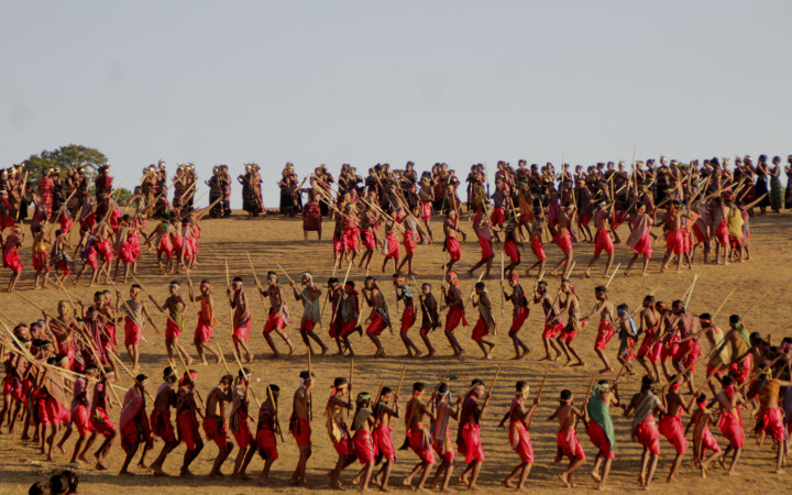 Siang itu bukit Fulan Fehan di Kabupaten Belu, NTT tidak seperti biasanya. Bukit yang biasa digunakan untuk padang pengembalaan hewan ternak itu dipenuhi penari anak-anak.