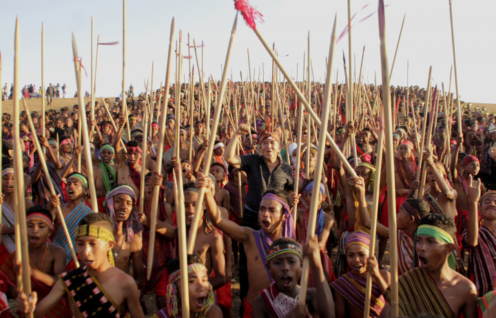 Cuaca panas tak membuat mereka merasa gerah ataupun lelah. Justru semangat mereka terpacu untuk menyukseskan Festival Fulan Fehan 2018 dengan menampilkan tarian Likurai serta tarian Antama (tarian berburu) yang menjadi kebudayaan masyarakat di kawasan perbatasan itu. 