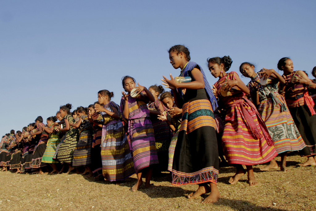 Tarian ini dipadukan dengan tarian Likurai yang sudah menjadi legenda selama ini. Tidak kurang 1.500 penari memeriahkan festival tahunan ini yang berasal dari Kabupaten Belu tepatnya di Kecamatan Lamaknaen.

