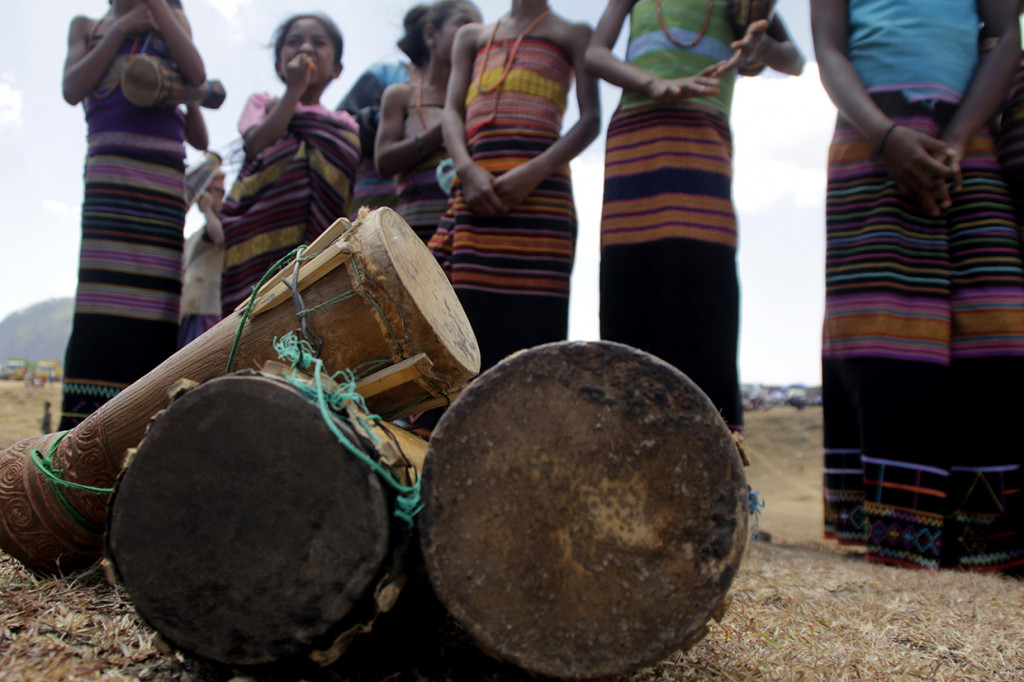 Tarian Antama adalah tradisi turun temurun yang sudah dilakukan masyarakat di daerah itu. Biasanya puluhan suku berkumpul dan melakukan ritual sebelum melakukan Antama atau berburu, namun tradisi ini perlahan mulai hilang sejak tahun 1990-an, terutama karena lahan tempat perburuhan mulai menyusut dan berkurang.