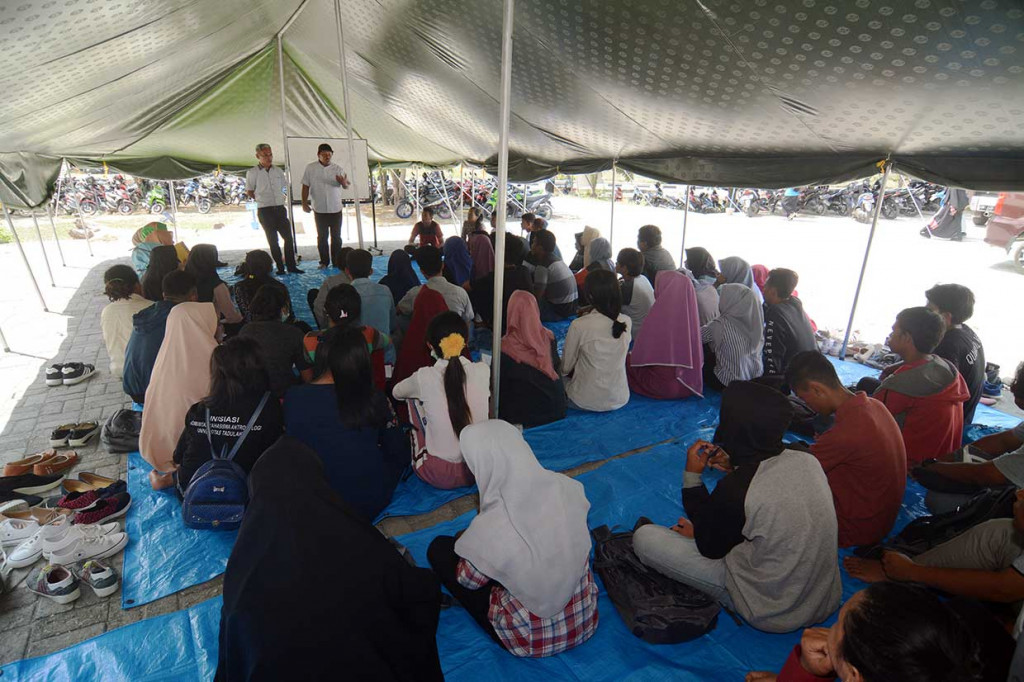 Sejumlah mahasiswa mengikuti perkuliahan di bawah tenda darurat di Fakultas Hukum Universitas Tadulako, Palu, Sulawesi Tengah, Senin, 5 November 2018.