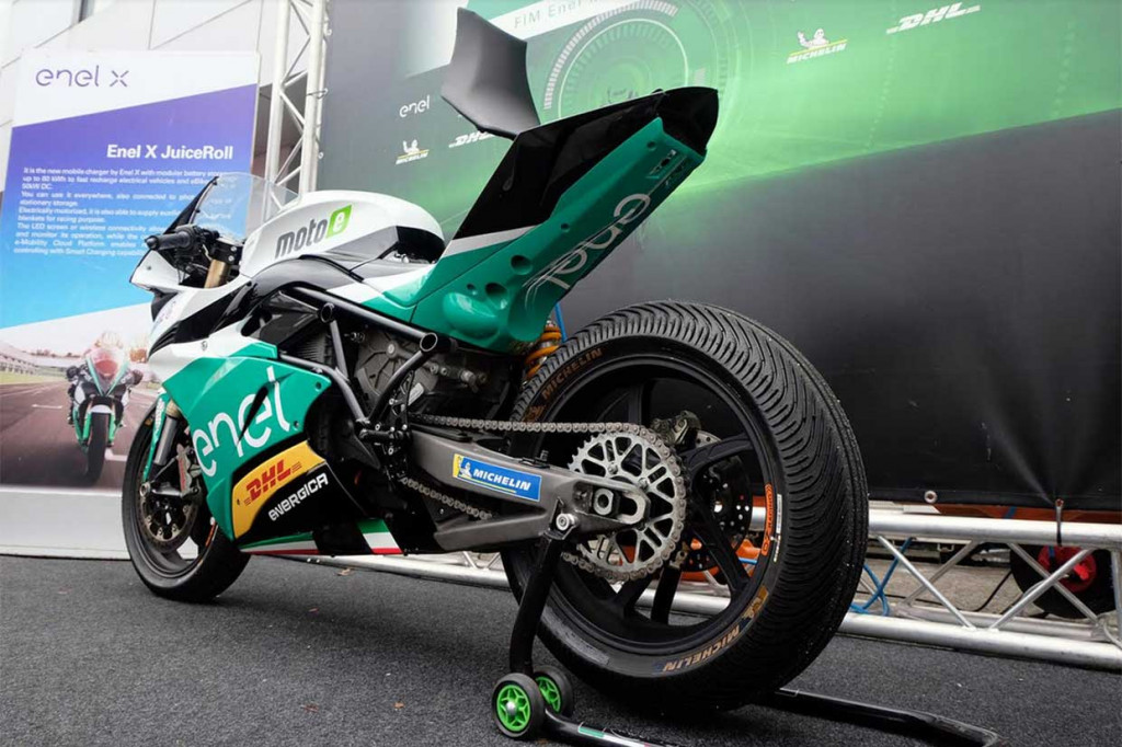 Uniknya Ego Corsa tidak menggunakan gearbox atau juga kopling, Semuanya diatur oleh ride by wire system, termasuk kontrol akselerasi, deselerasi, hingga regenerating energy dari pengereman mesin.