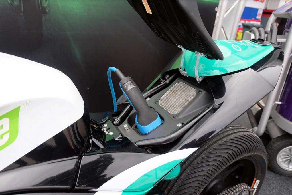 Mulai dari pengunaan baterai dan motor listrik magnetik. Tenaga yang dihasilkan tidak main-main, mencapai 120 KW dengan kecepatan puncaknya bisa tembus 270 kilometer per jam.