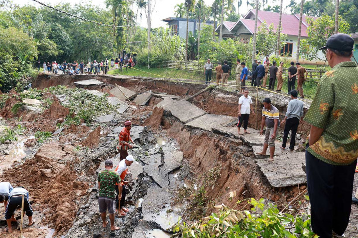 Ambesnya jalan sepanjang 40 meter tersebut akibat intensitas hujan yang tinggi sejak tiga hari terakhir di wilayah tersebut.