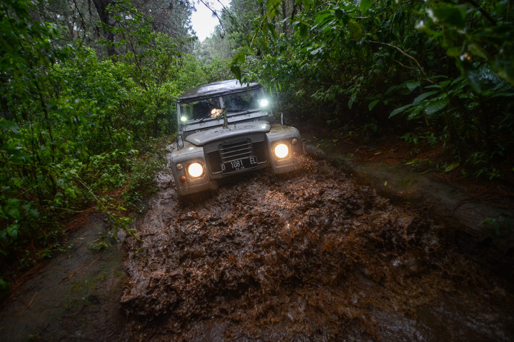 Menempuh perjalanan sekitar dua jam, sajian trek off-road pun beragam. Mulai jalan beraspal, curamnya tikungan, sempitnya trek, jalan becek, berbatu, hingga berdebu jika musim kemarau.