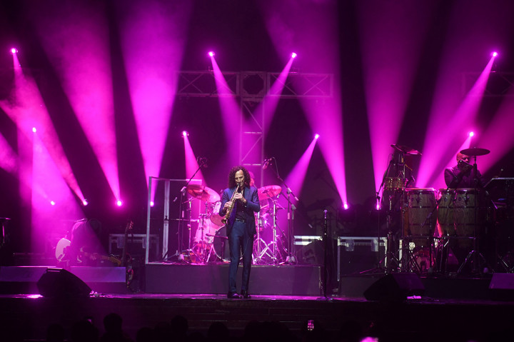 Saksofonis asal Amerika Serikat Kenny G tampil dalam konser di Jakarta. 
