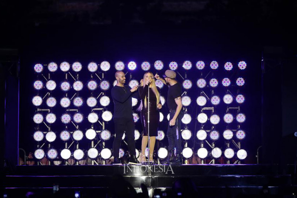 Mariah Carey tampil elegan dengan tiga kostum yang dikenakannya sepanjang jalannya konser.