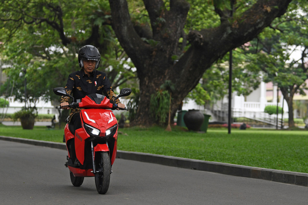 Gesits sudah melalui test drive dari Jakarta ke Bali. Jokowi mengaku terkesan oleh Gesits, yang tidak bersuara saat dikendarai.
