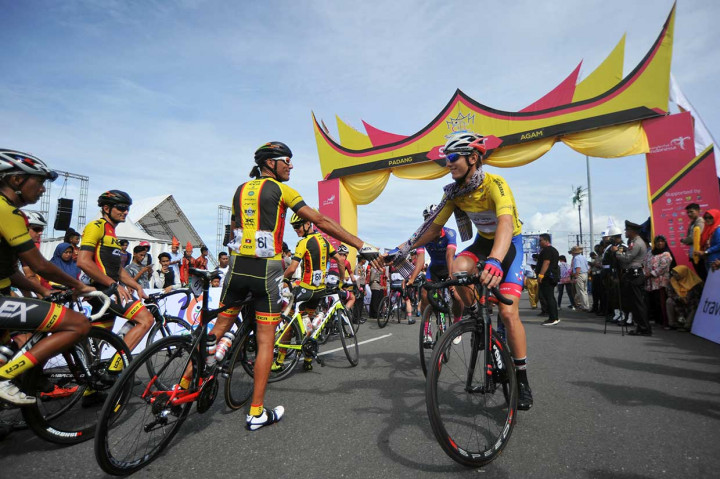 Sebanyak 92 pembalap mengambil start di Pantai Cimpago, Padang, pukul 10.00 WIB menuju finis di Ambun Pagi, Agam.