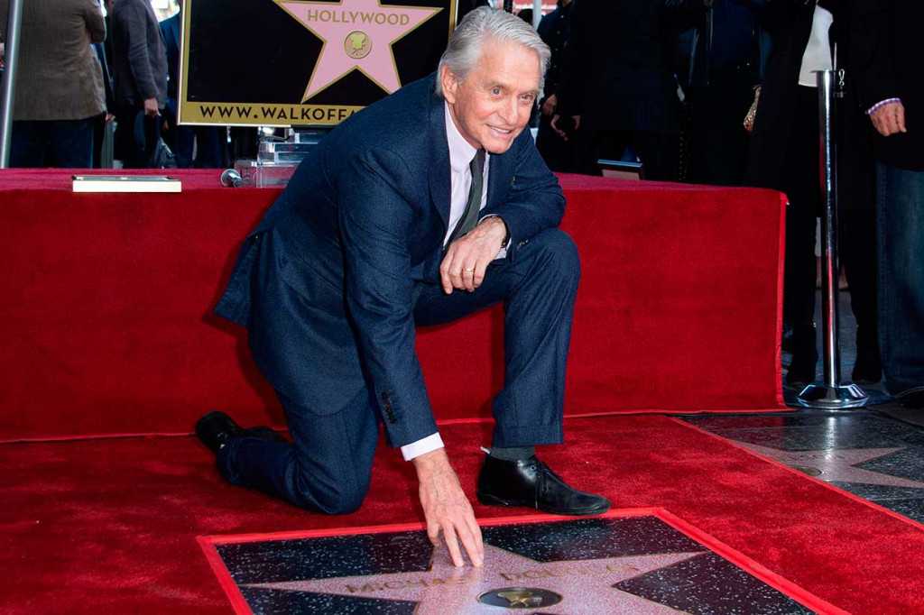 Aktor pemenang Oscar Michael Douglas mendapat bintang di Hollywood Walk of Fame pada Selasa, 6 November waktu setempat, dalam peringatan 50 tahun kiprahnya dalam dunia film.