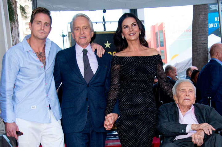 Dalam upacara penghargaan, megastar tersebut didampingi ayahnya yang berusia 101 tahun yang juga legenda Hollywood Kirk Douglas, istri Catherine Zeta-Jones, dan putranya Cameron Douglas.