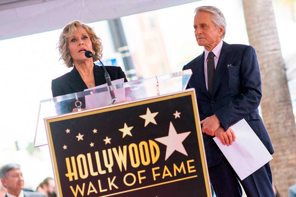 Aktris kawakan Jane Fonda, lawan main Douglas di film produksi 1979, 'The China Syndrome', juga hadir dalam acara tersebut.