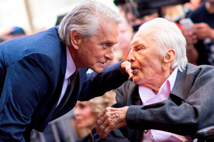 Douglas menjadi emosional dan berlinang air mata ketika dia berbicara kepada ayahnya. 