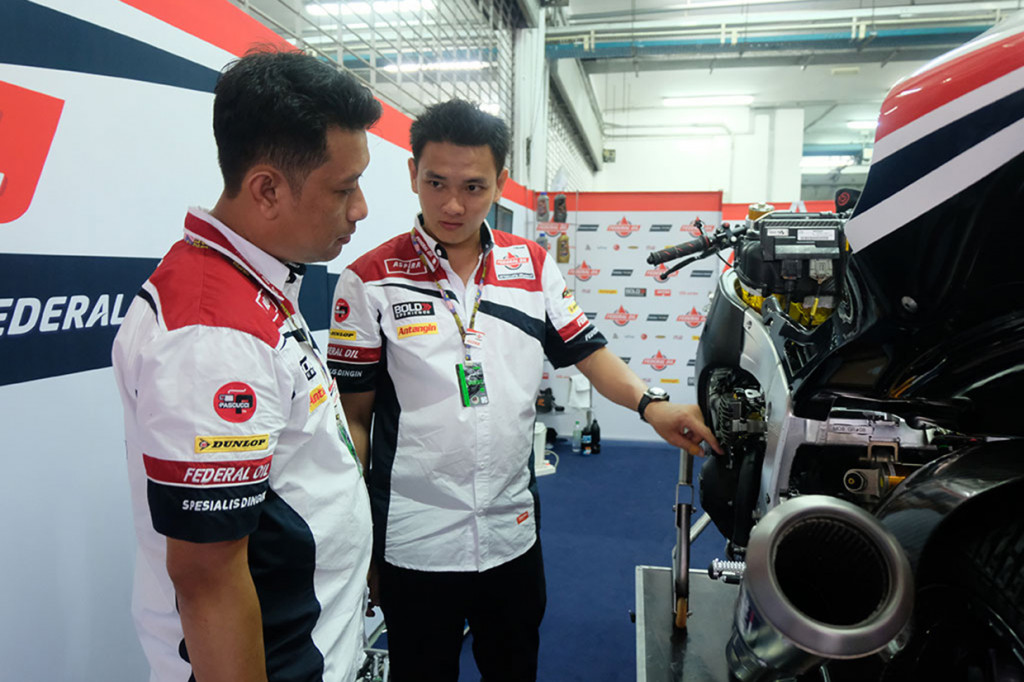 Toni mendapatkan kesempatan langsung menangani bagian bodi motor besutan Jorge Navarro. Mekanik asal Jambi ini dipercaya untuk memeriksa bagian bodi, membersihkannya, hingga memasangnya kembali ke motor.
