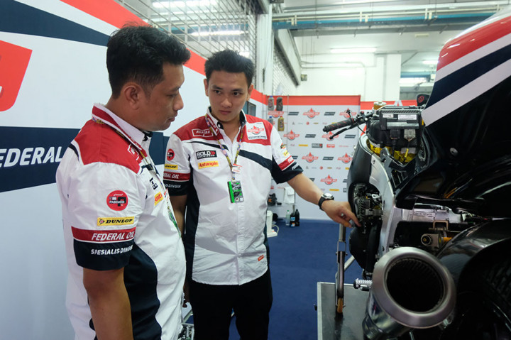 Toni mendapatkan kesempatan langsung menangani bagian bodi motor besutan Jorge Navarro. Mekanik asal Jambi ini dipercaya untuk memeriksa bagian bodi, membersihkannya, hingga memasangnya kembali ke motor.
