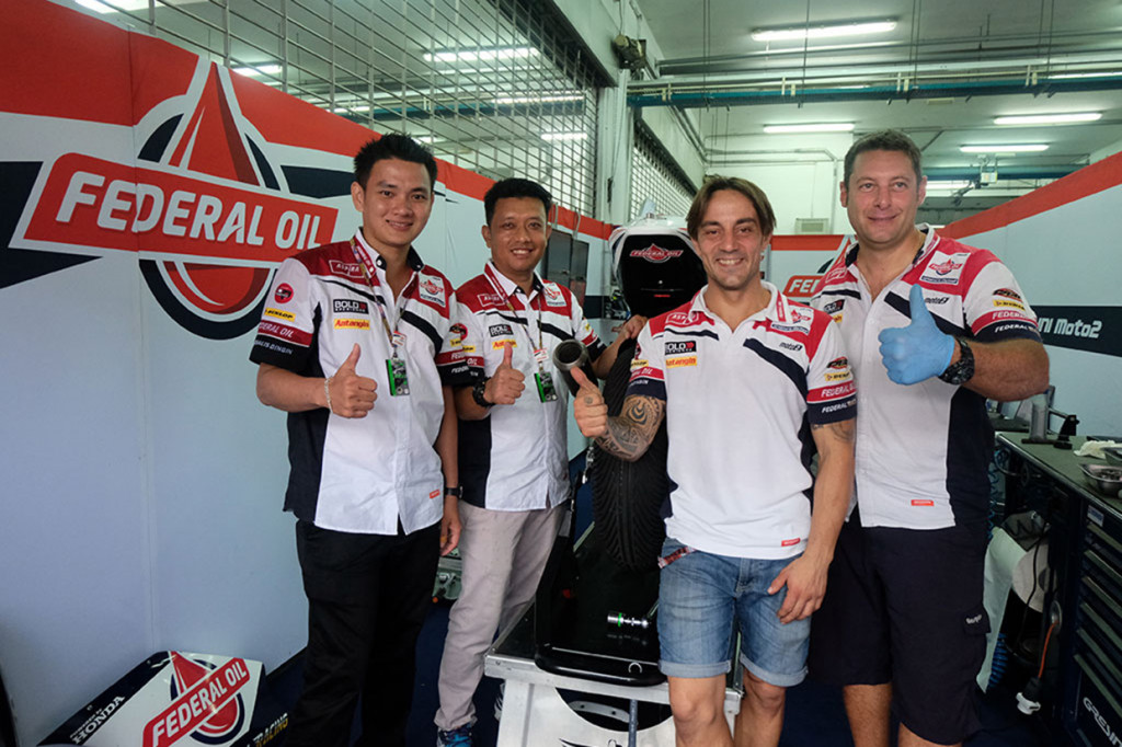 Mekanik bengkel Vincent Jaya Motor, Toni (dua dari kiri), mendapatkan kesempatan berkunjung ke paddock Federal Oil Gresini Moto2 setelah menjadi juara 1 Federal Oil Mechanic Contest 2018.
