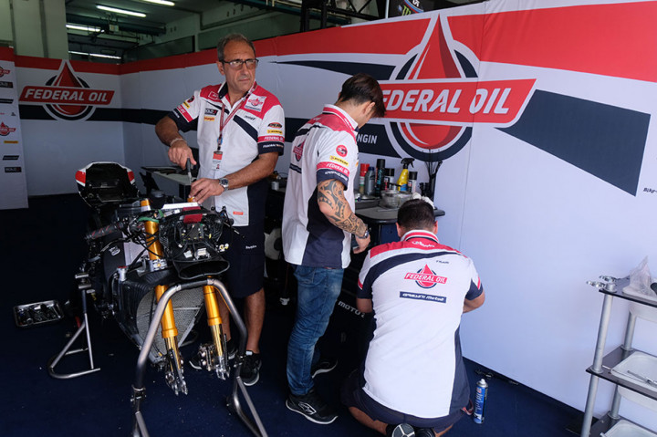 Para mekanik Federal Oil Gresini Moto2 selalu sigap memperbaiki dan memperhatikan sepeda motor yang akan digunakan.