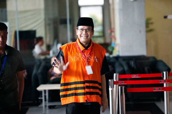 Wakil Ketua DPR Taufik Kurniawan tersenyum sambil menyapa awak media saat akan memasuki Gedung KPK, Jakarta, Rabu, 7 November 2018.