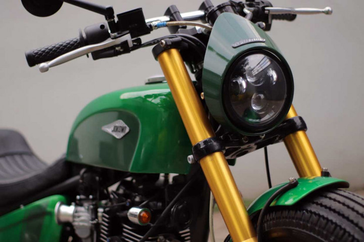 Untuk menambah visibilitas malam hari, bagian lampu diubah menjadi LED dengan ukuran 5,75 inci.