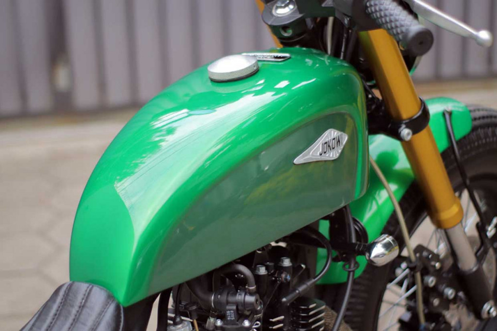 Katros membuat tangki secara khusus dengan plat galvanis 1,2 mm, dan dibubuhi emblem khusus bertuliskan Jokowi.