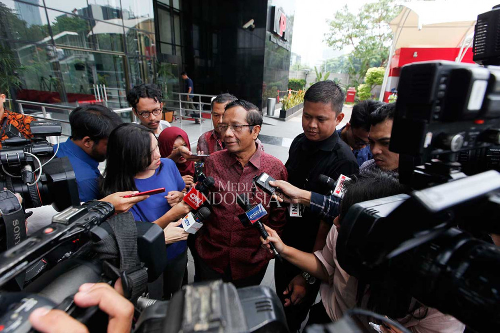 Dalam pertemuan itu, lanjut Mahfud, juga berdiskusi soal kasus-kasus korupsi yang sedang muncul di permukaan saat ini. 