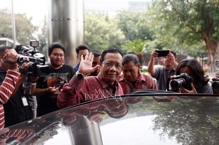 Dalam pertemuan tersebut Mahfud sempat menyinggung soal kasus buku tabungan bersampul merah atau 'buku merah' yang menjadi barang bukti terkait perkara korupsi. 