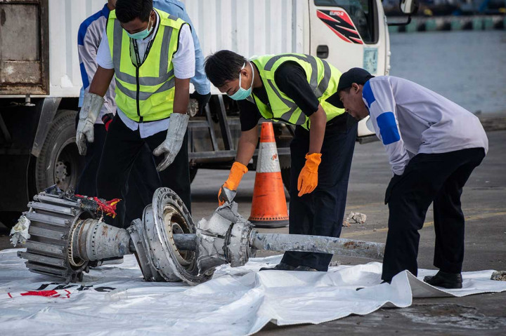 Petugas memindahkan turbin kedua pesawat Lion Air PK-LQP di Pelabuhan Tanjung Priok, Jakarta, Rabu, 7 November 2018. Antara Foto/Aprillio Akbar