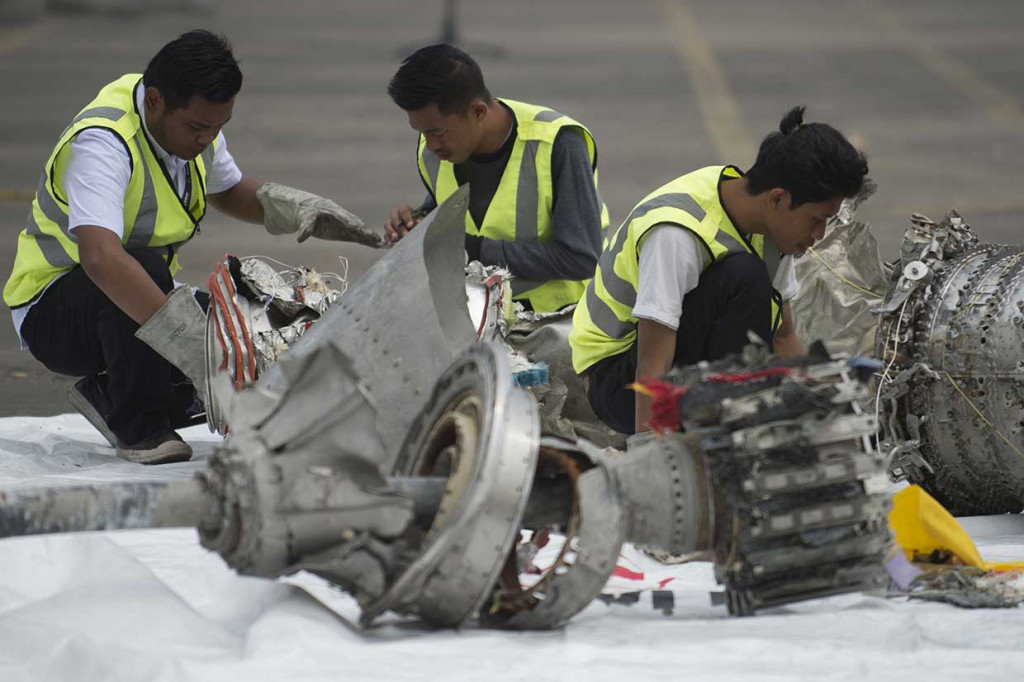Tim SAR gabungan menyerahkan turbin dan sejumlah barang-barang temuan dari jatuhnya pesawat Lion Air JT 610 kepada KNKT untuk dilakukan investigasi lebih lanjut. AFP Photo/Bay Ismoyo