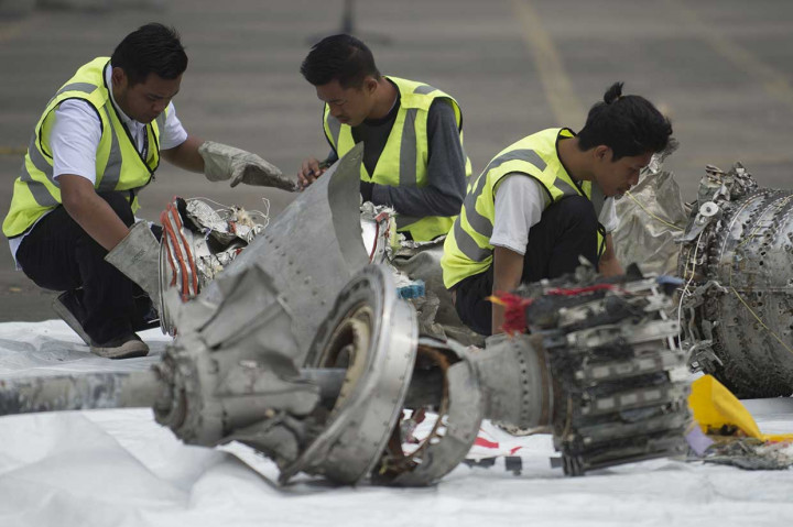 Tim SAR gabungan menyerahkan turbin dan sejumlah barang-barang temuan dari jatuhnya pesawat Lion Air JT 610 kepada KNKT untuk dilakukan investigasi lebih lanjut. AFP Photo/Bay Ismoyo
