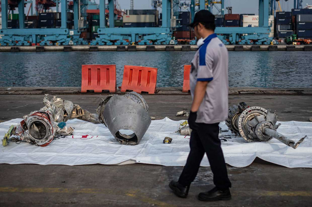 Bagian lain dari serpihan yang ditemukan di antaranya serpihan turbin, tabung, dan baterai independen dan recorded power suplai. Antara Foto/Aprillio Akbar
