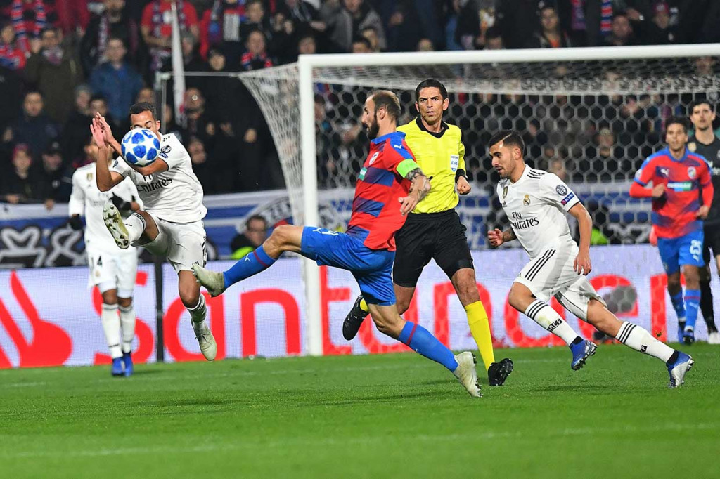 Tuan rumah secara mengejutkan beberapa kali memberi ancaman ke gawang Real Madrid di awal laga. Namun tidak ada satupun yang berbuah gol.