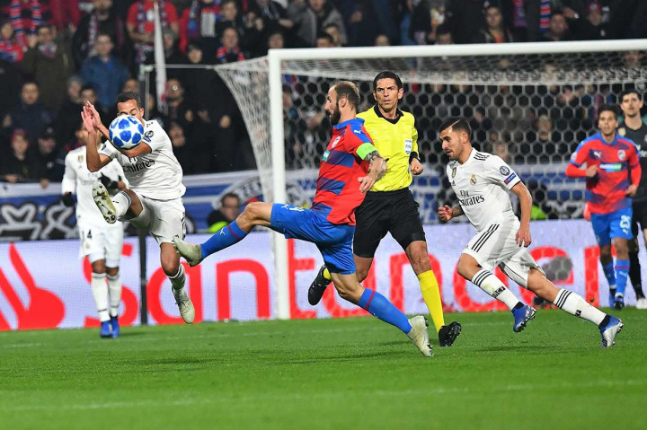 Tuan rumah secara mengejutkan beberapa kali memberi ancaman ke gawang Real Madrid di awal laga. Namun tidak ada satupun yang berbuah gol.