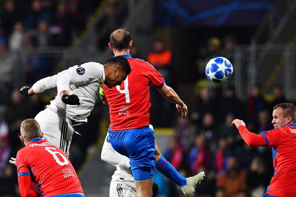 Tiga menit kemudian Madrid memperbesar keunggulan mereka lewat sundulan Casemiro menyambut sepak pojok Toni Kroos.