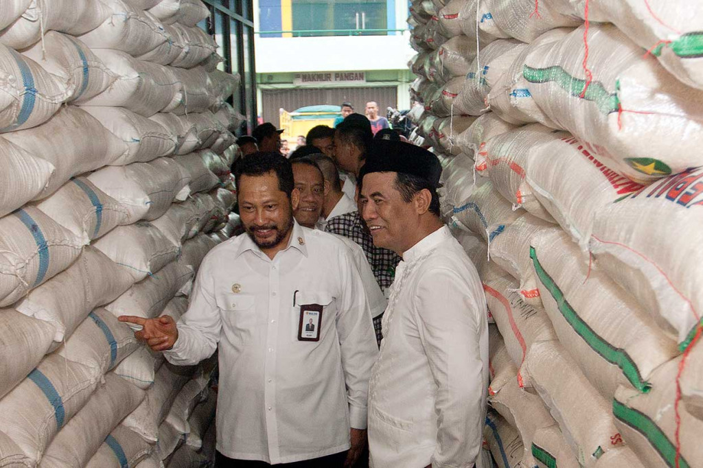 Sementara Dirut Perum Bulog Budi Waseso menjelaskan, stok beras di gudang Bulog sebanyak 2,7 juta ton. 