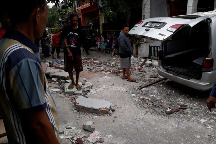 Warga berkumpul di tempat kejadian ledakan tabung gas 12 kilogram di sebuah rumah warga di Perumahan Harapan Baru 2, Jalan Gurame 2, Blok E2 nomor 14, RT 06/02, Medan Satria, Kota Bekasi, Kamis, 8 November 2018.