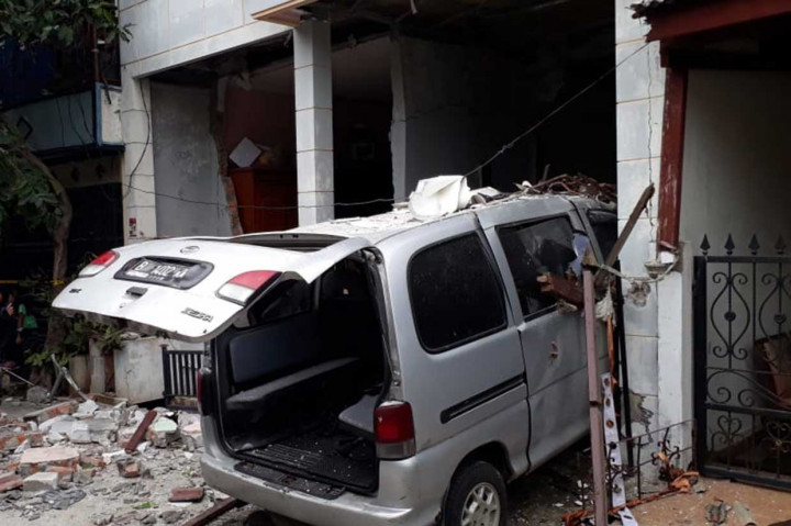 Ledakan tabung gas mengakibatkan empat orang penghuni rumah tersebut luka-luka dan langsung dilarikan ke rumah sakit.