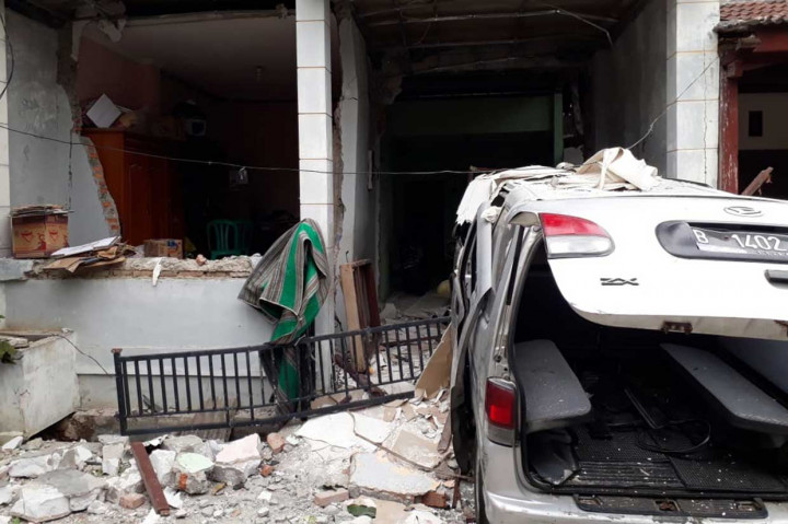 Sementara rumah dua lantai juga mengalami kerusakan yang cukup parah. Sebuah mobil minibus juga mengalami kerusakan.