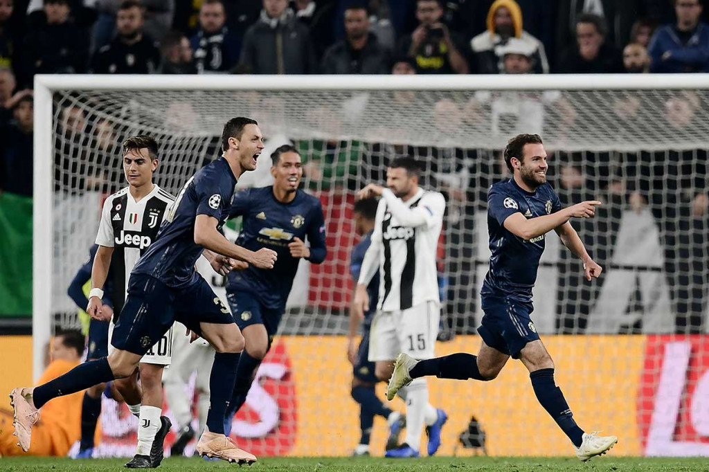 Juan Mata terlebih dahulu menyamakan kedudukan menjadi 1-1 pada menit 86 lewat mengeksekusi tendangan bebas yang tak mampu dijangkau kiper Szczesny, setelah Paul Pogba dilanggar Blaise Matuidi di luar kotak penalti.