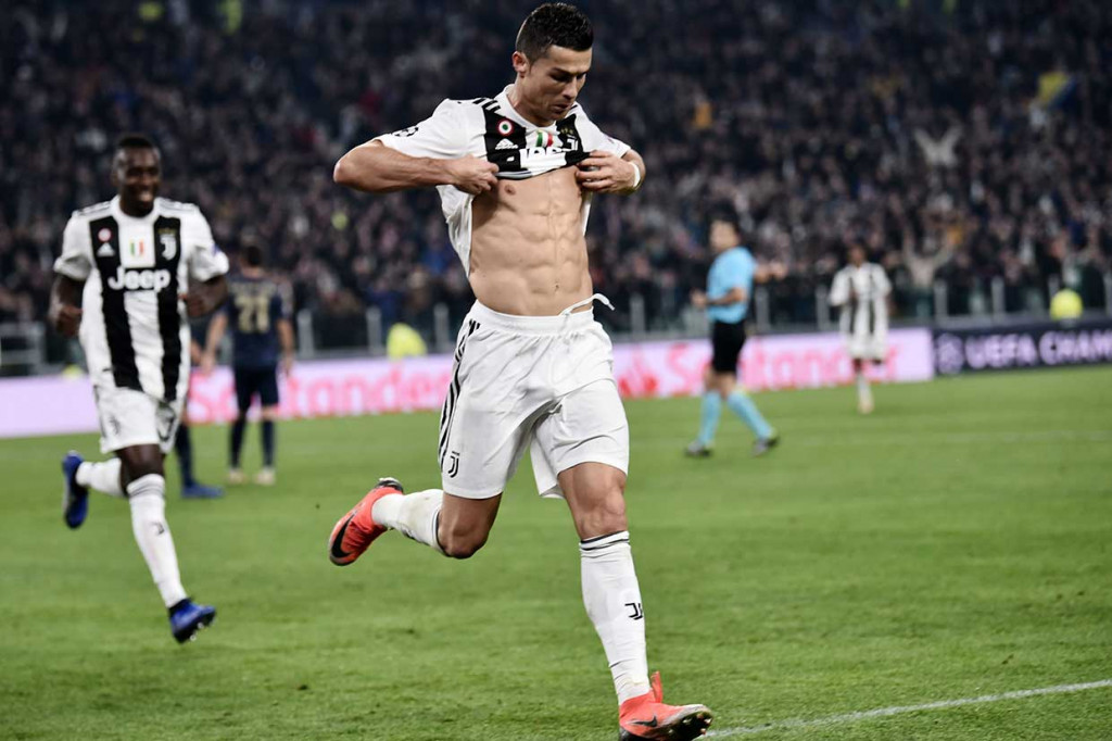 CR7 melakukan selebrasi dengan memamerkan perut sixpack-nya.