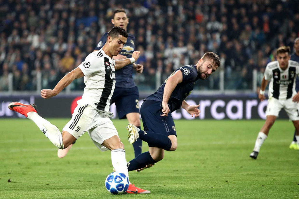 Di babak pertama, pemain kedua kesebelasan saling berbalas serangan namun belum membuahkan hasil. CR7 mencoba peruntungan, namun tendangannya masih menyamping.